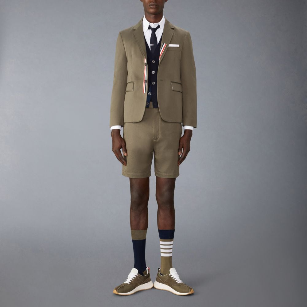 Lookbook Thom Browne 深綠色簡約休閒短褲。 MTU321U-F0576-320