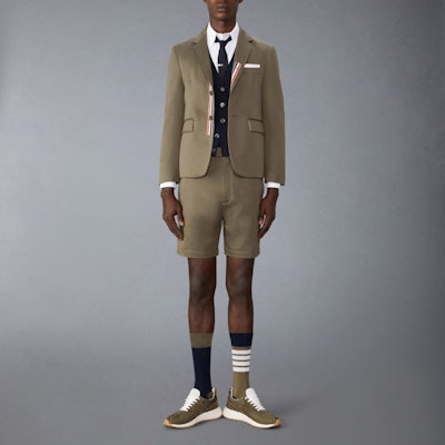 Thom Browne 深綠色簡約休閒短褲。 MTU321U-F0576-320 Lookbook Thom Browne 深綠色簡約休閒短褲。 MTU321U-F0576-320