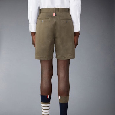 Thom Browne 深綠色簡約休閒短褲。 MTU321U-F0576-320 Shop Thom Browne 深綠色簡約休閒短褲。 MTU321U-F0576-320