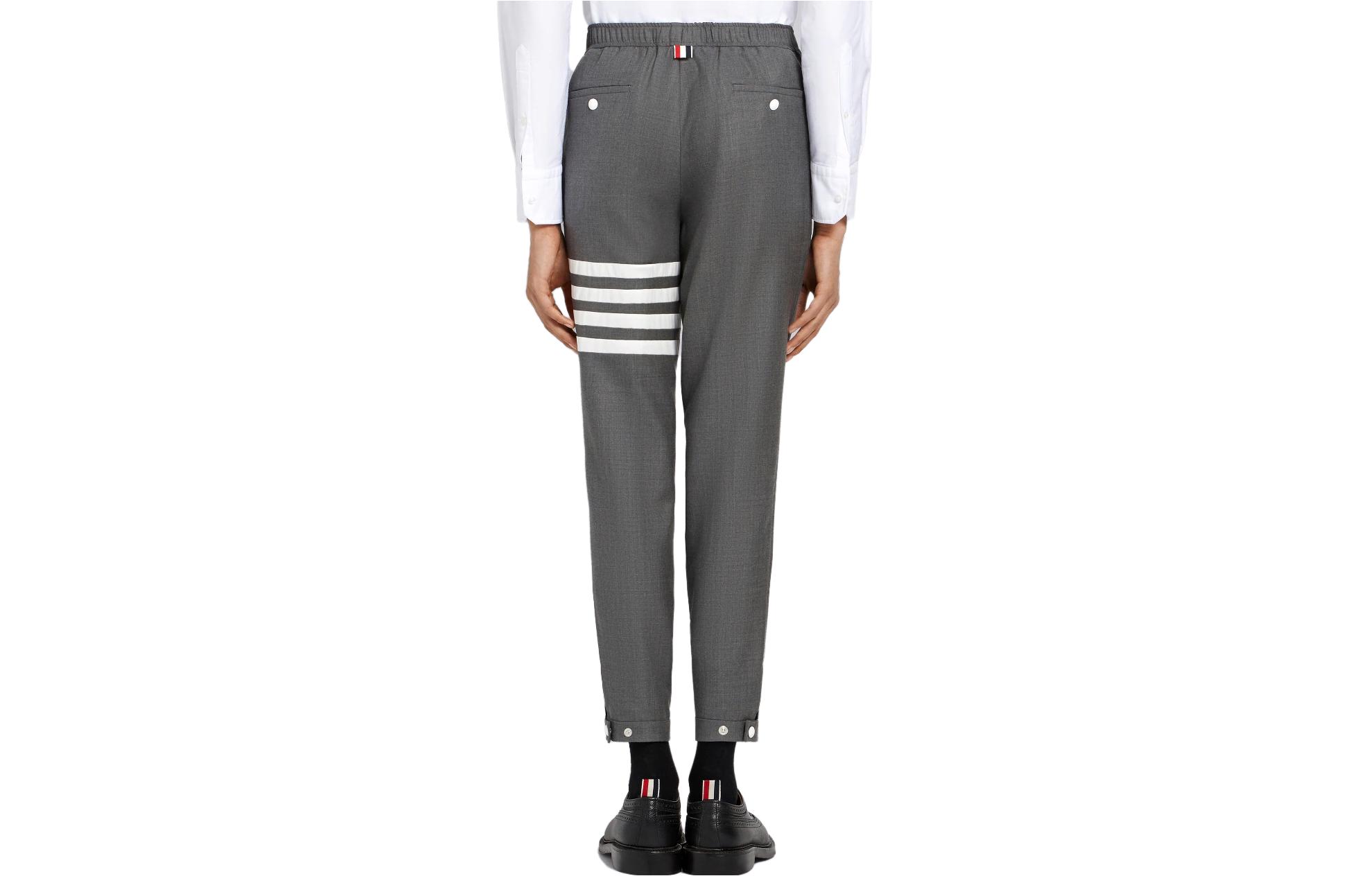 Lookbook Thom Browne 经典四条杠灰色松紧腰休闲裤。 MTT012A-00626-035