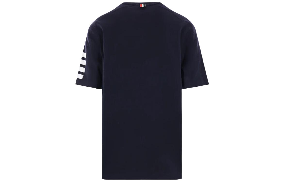 Lookbook THOM BROWNE Camiseta Clásica Azul Marino con Rayas y Cuello Redondo. MJS246A-07323-415