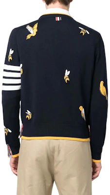 Thom Browne Sweater Motif Bunga Leher Bulat. MKA444A-Y1002-415 Lookbook Thom Browne Sweater Motif Bunga Leher Bulat. MKA444A-Y1002-415