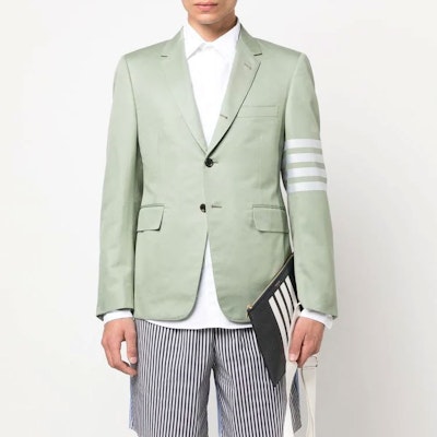 Thom Browne Blazer Verde de Botón Simple con Cuatro Rayas. MJC001A-07890-320 Lookbook Thom Browne Blazer Verde de Botón Simple con Cuatro Rayas. MJC001A-07890-320