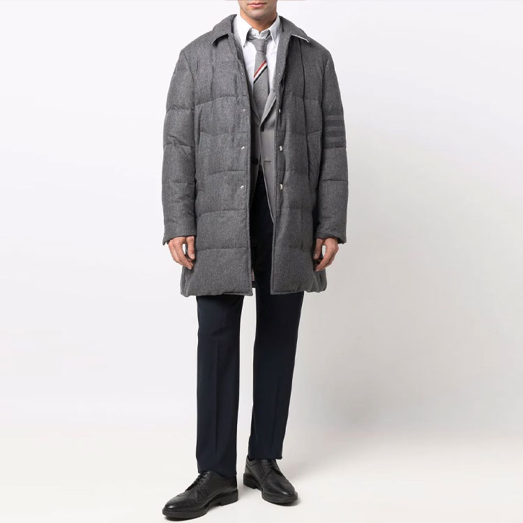 Lookbook トムブラウン グレー 4ストライプ パデッドジャケット. MOD001-Z06393-035