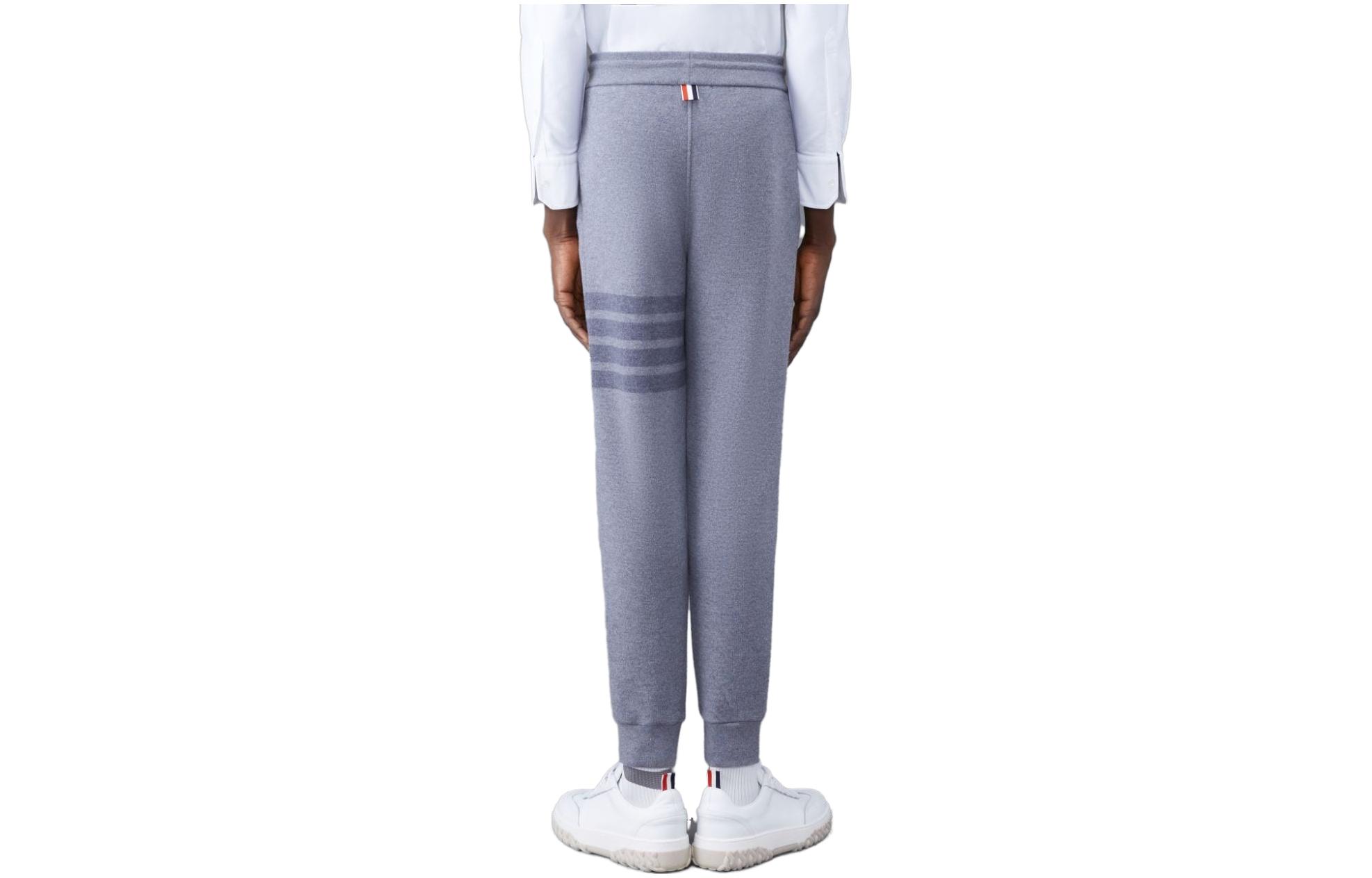 Lookbook 톰브라운 그레이 미드라이즈 루즈핏 니트 스트레이트 스웨트팬츠. MJQ179AJ0088055