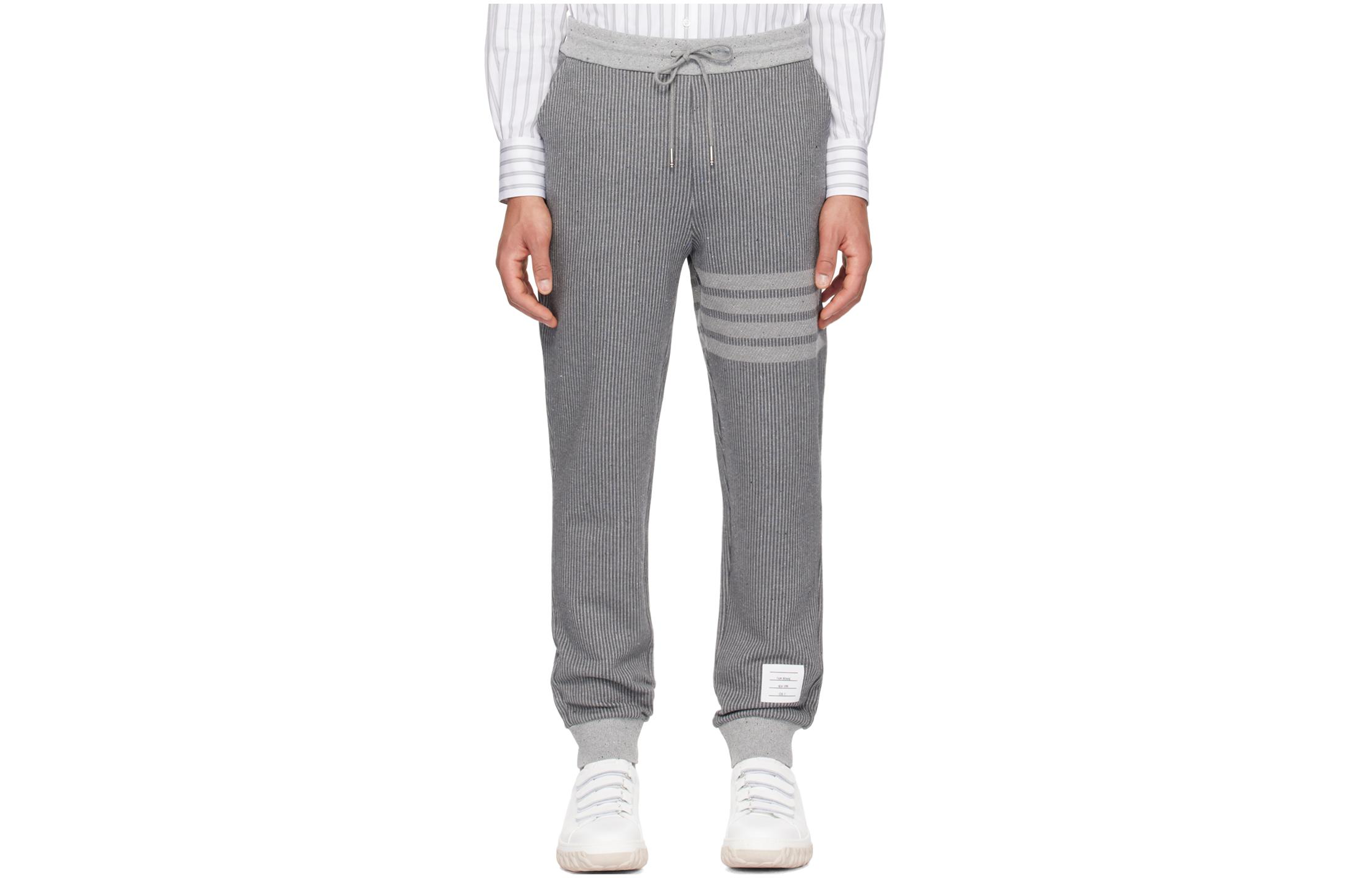 Order THOM BROWNE Celana Jogger Strip Abu-Abu dengan Tali Serut. MJQ199A-J0142-035