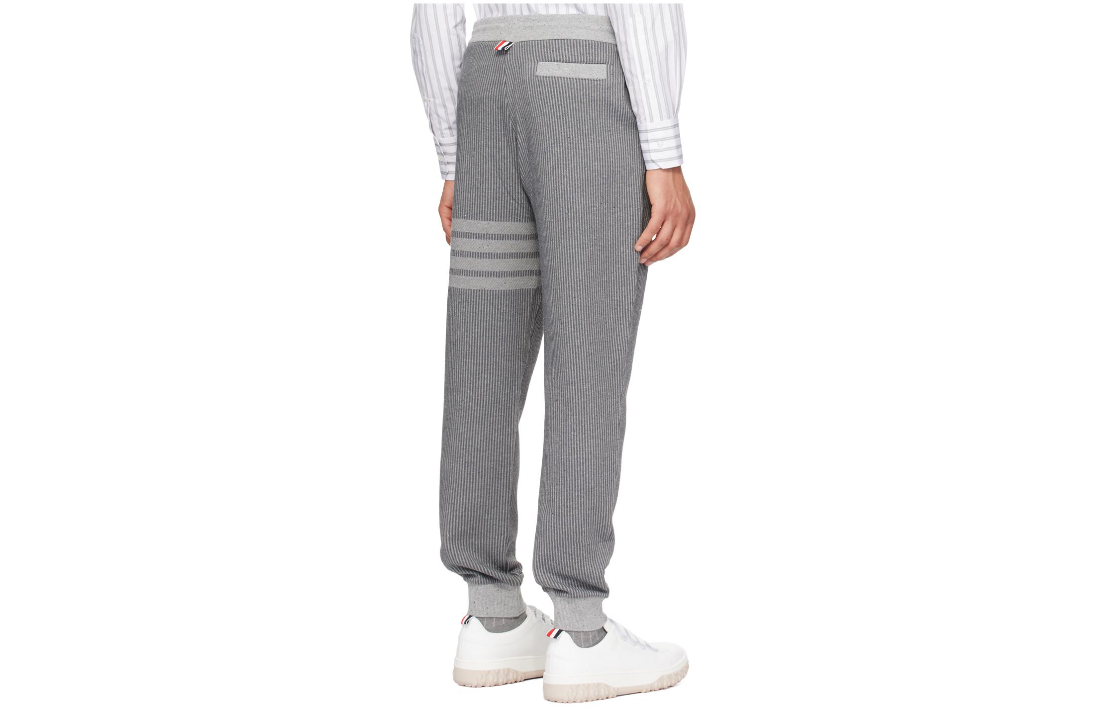 Lookbook THOM BROWNE Celana Jogger Strip Abu-Abu dengan Tali Serut. MJQ199A-J0142-035