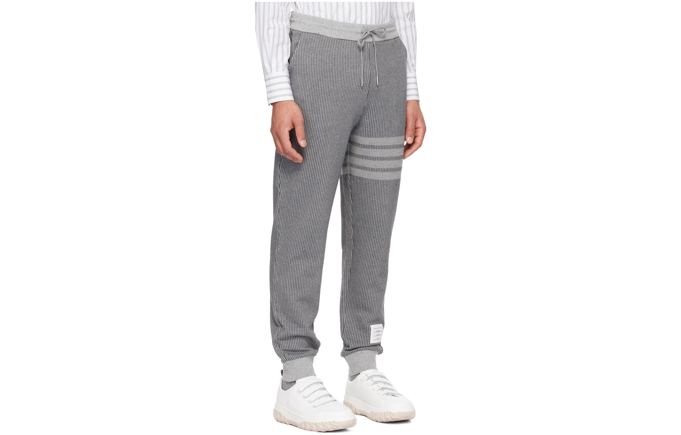 Shop THOM BROWNE Celana Jogger Strip Abu-Abu dengan Tali Serut. MJQ199A-J0142-035