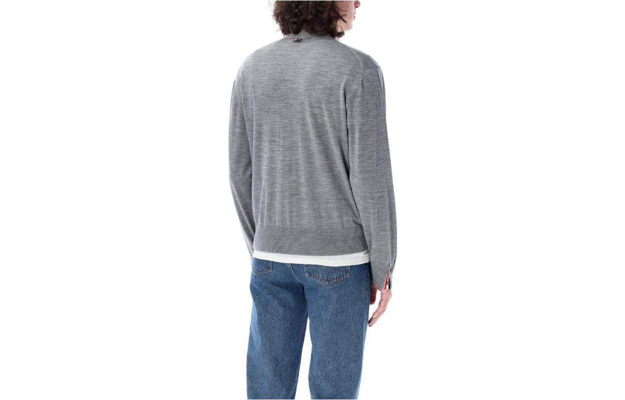 Lookbook THOM BROWNE Kardigan Rajut Abu V-Neck Tombol Depan. MKC489A-Y1014-055