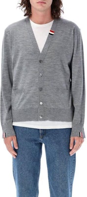 トム ブラウン グレー Vネック ボタンアップ ニット カーディガン セーター MKC489A-Y1014-055 Shop トム ブラウン グレー Vネック ボタンアップ ニット カーディガン セーター MKC489A-Y1014-055