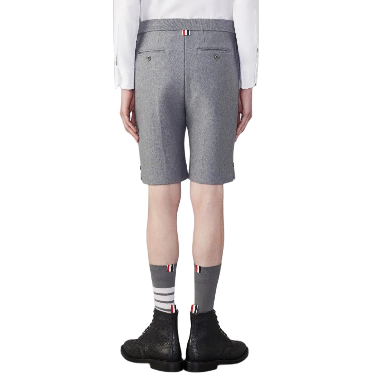 Shop THOM BROWNE Seluar Pendek Santai Jalur Kelabu Paras Sederhana. MJQ196A-J0139-035