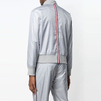 Thom Browne Jaket Bomber Lengan Panjang Silver dengan Detail Garis Belakang. MJT171A-03215-055 Shop Thom Browne Jaket Bomber Lengan Panjang Silver dengan Detail Garis Belakang. MJT171A-03215-055