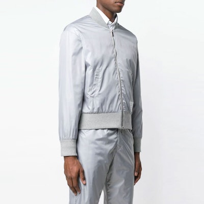 Thom Browne Jaket Bomber Lengan Panjang Silver dengan Detail Garis Belakang. MJT171A-03215-055 Purchase Thom Browne Jaket Bomber Lengan Panjang Silver dengan Detail Garis Belakang. MJT171A-03215-055