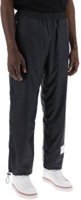 THOM BROWNE Pantalones Jogger Azul Marino Slim Fit Estilo Casual. MJQ208A-06859-415 Lookbook THOM BROWNE Pantalones Jogger Azul Marino Slim Fit Estilo Casual. MJQ208A-06859-415