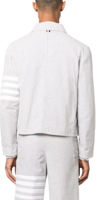 톰 브라운 SS24 슬림핏 싱글브레스티드 스트라이프 블레이저 라이트 그레이 MJO218F-00572-035 Shop 톰 브라운 SS24 슬림핏 싱글브레스티드 스트라이프 블레이저 라이트 그레이 MJO218F-00572-035