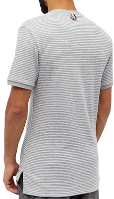 톰 브라운 스트라이프 크루넥 반팔 티셔츠 라이트 그레이 MJS235A-J0103-055 Shop 톰 브라운 스트라이프 크루넥 반팔 티셔츠 라이트 그레이 MJS235A-J0103-055