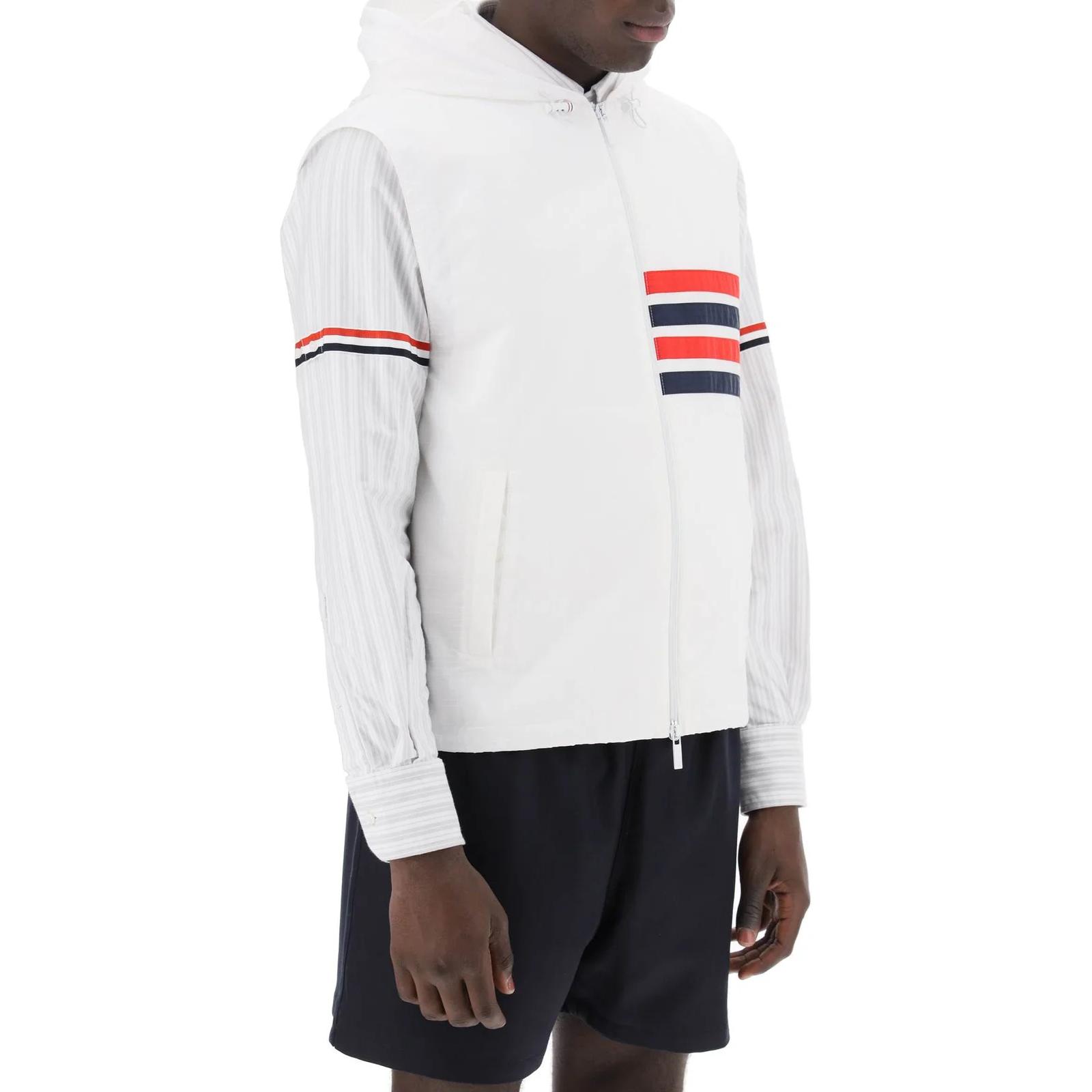 Lookbook THOM BROWNE Chaleco Hoodie sin mangas con cremallera y rayas blanco MJV007A-F0517-100