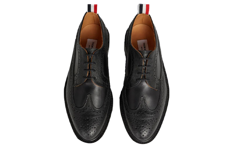 Lookbook Thom Browne 黑色粒面皮革雕花鞋 MFD210A06257001