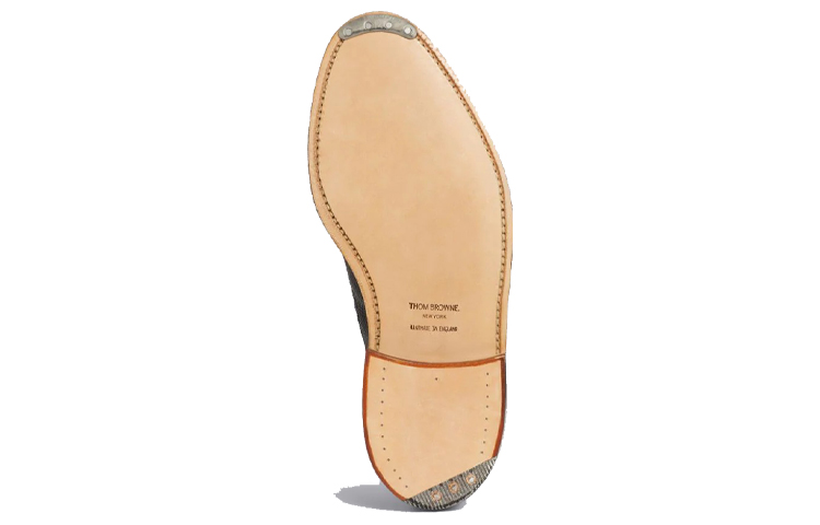 Shop Thom Browne 黑色粒面皮革雕花鞋 MFD210A06257001