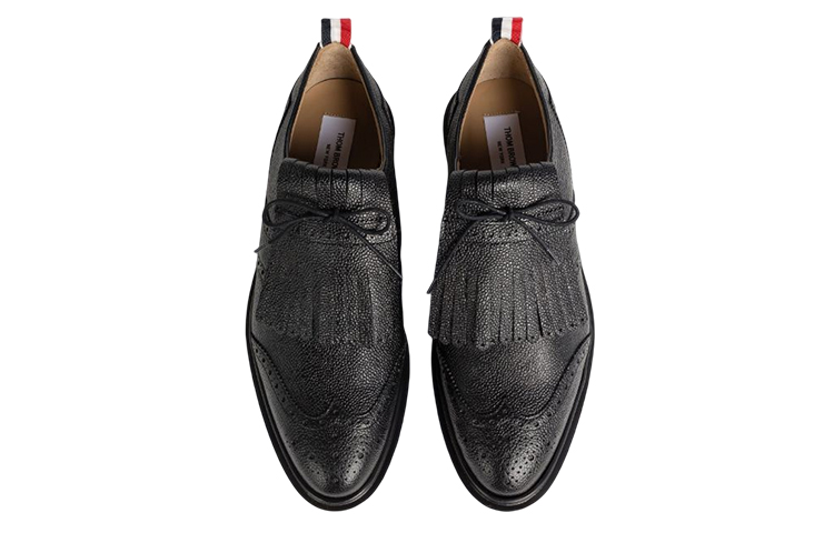 Lookbook Thom Browne Brogue 'Black Pebble Grain Tassel' Sepatu Hitam Kulit Berbintik MFD121A06257001