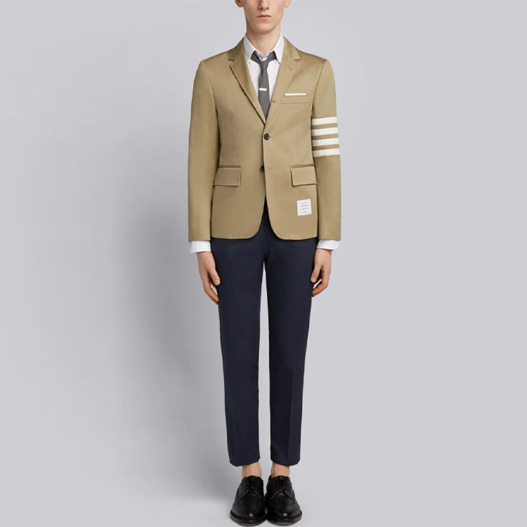 Purchase Thom Browne Camel Blazer Kancing Tunggal dengan Lapel Garis-Garis. MJU490A-03788-275