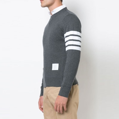 トム ブラウン クラシック 4バー クルーネック スウェットシャツ グレー 春秋用 MJT021H-00535-025 Lookbook トム ブラウン クラシック 4バー クルーネック スウェットシャツ グレー 春秋用 MJT021H-00535-025