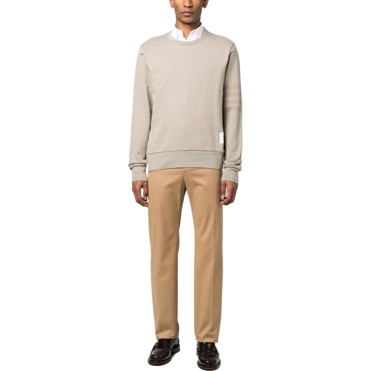 Lookbook トムブラウン クラシック 4バー ストライプ ルーズフィット クルーネックスウェットシャツ カーキ MJT383A-06910-265