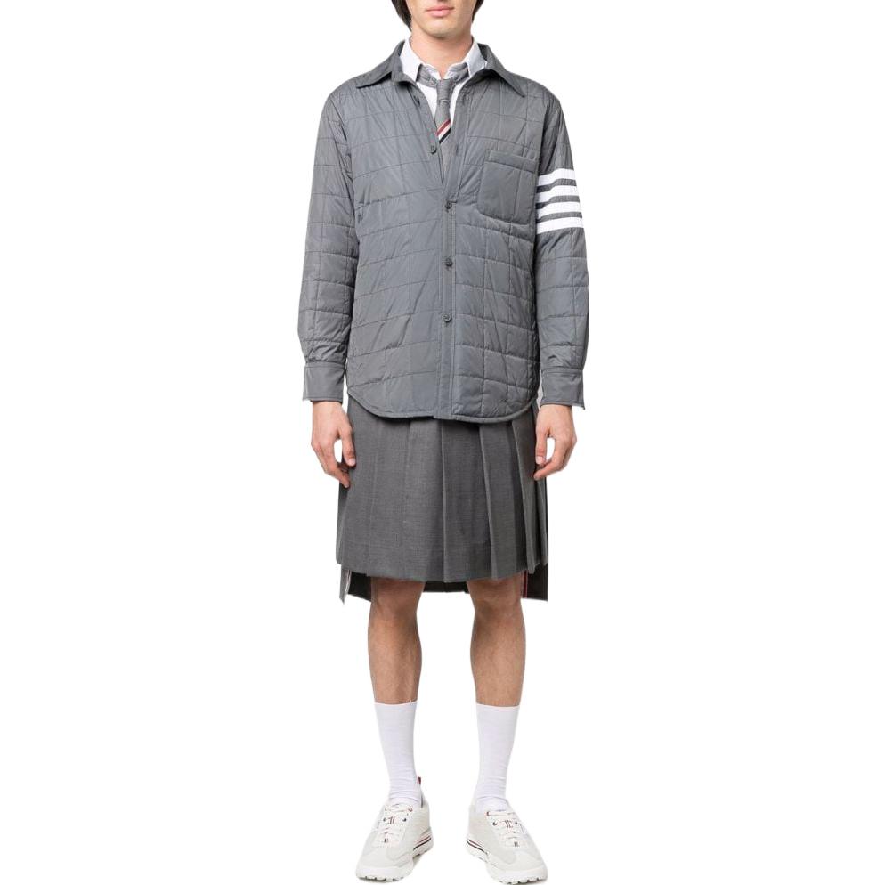 Lookbook Chaqueta Camisa Acolchada Thom Browne 4 Franjas Gris Edición Otoño/Invierno. MJD089X07259035