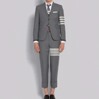 Shop Thom Browne 經典四條紋灰色西裝褲 春季版 MTC001A-06146-035
