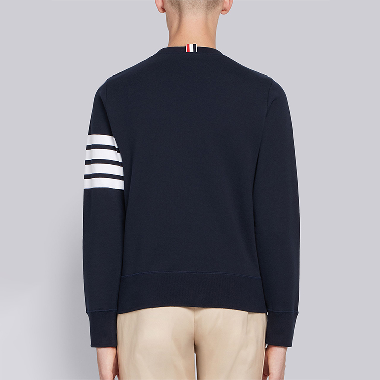 Shop トムブラウン クラシック 4ストライプ ロゴ プルオーバースウェットシャツ ネイビー MJT021L-00535-461