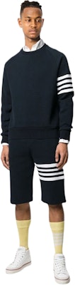 Thom Browne Sweatshirt Navy Klasik dengan Empat Garis - Musim Gugur. MJT205A-06452-415 Lookbook Thom Browne Sweatshirt Navy Klasik dengan Empat Garis - Musim Gugur. MJT205A-06452-415