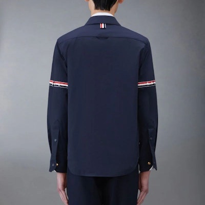 톰 브라운 클래식 RWB 스트라이프 소매 버튼다운 셔츠 네이비 블루 봄 MJO067A-04391-415 Lookbook 톰 브라운 클래식 RWB 스트라이프 소매 버튼다운 셔츠 네이비 블루 봄 MJO067A-04391-415