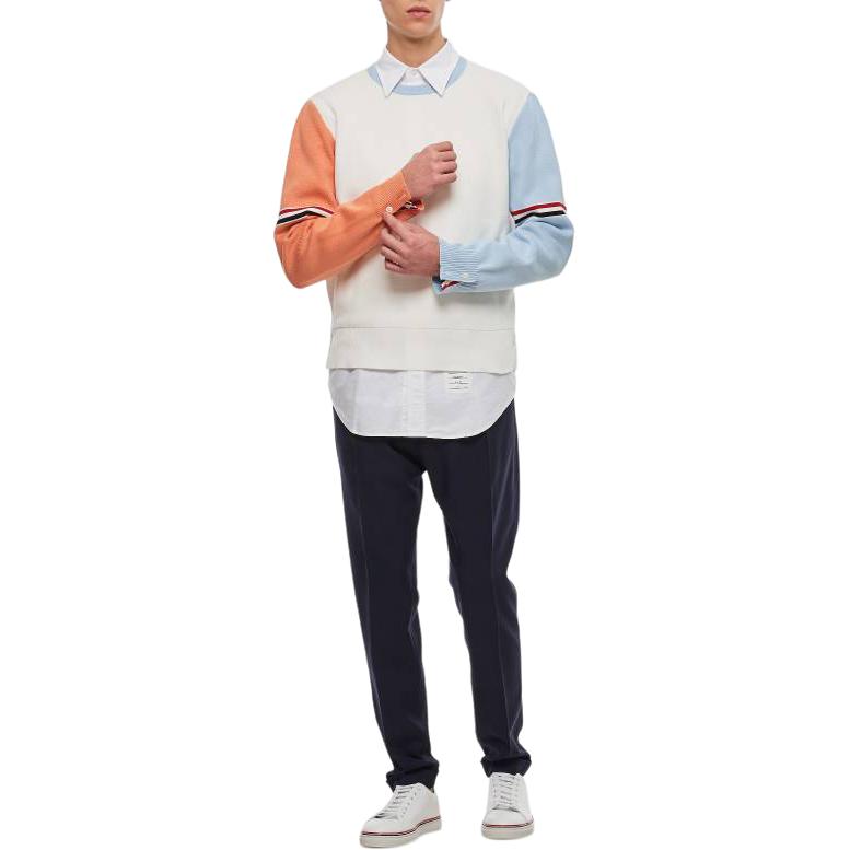 Lookbook Thom Browne Sweater Crewneck Putih dengan Stripe Colorblock. MKA326F-Y3007-996
