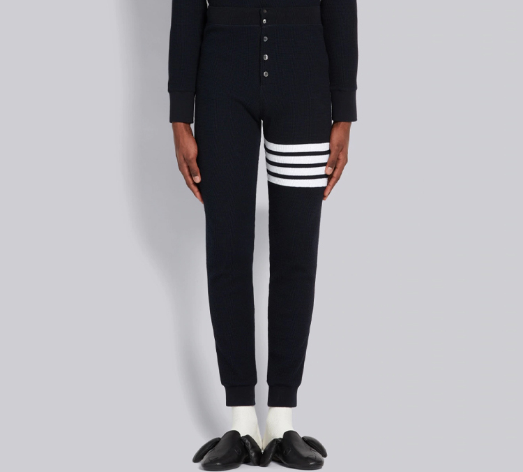 Shop トムブラウン コンパクトワッフル 4バー ロングジョンズ ネイビーブルー 秋冬パンツ MJB012A-05802-415