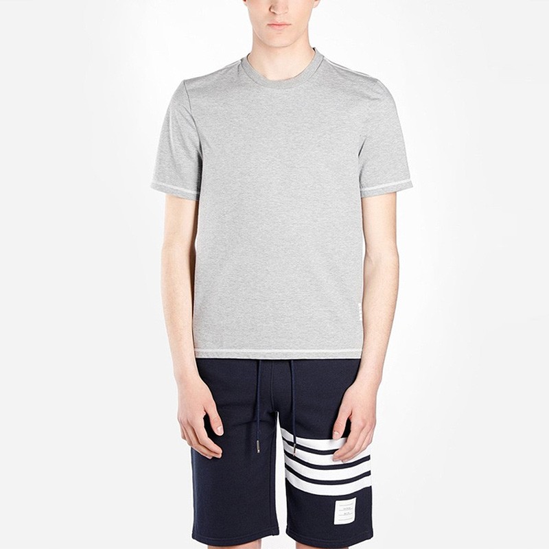 Lookbook Camiseta de manga corta Thom Browne con costuras en contraste. MJS110A-01454-055