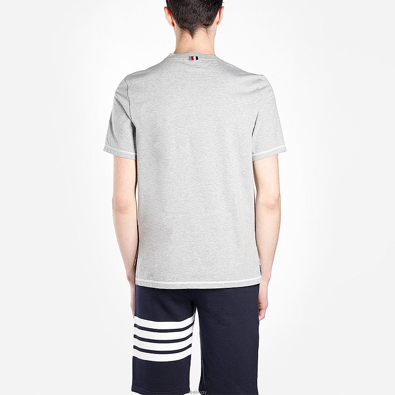 Shop Camiseta de manga corta Thom Browne con costuras en contraste. MJS110A-01454-055