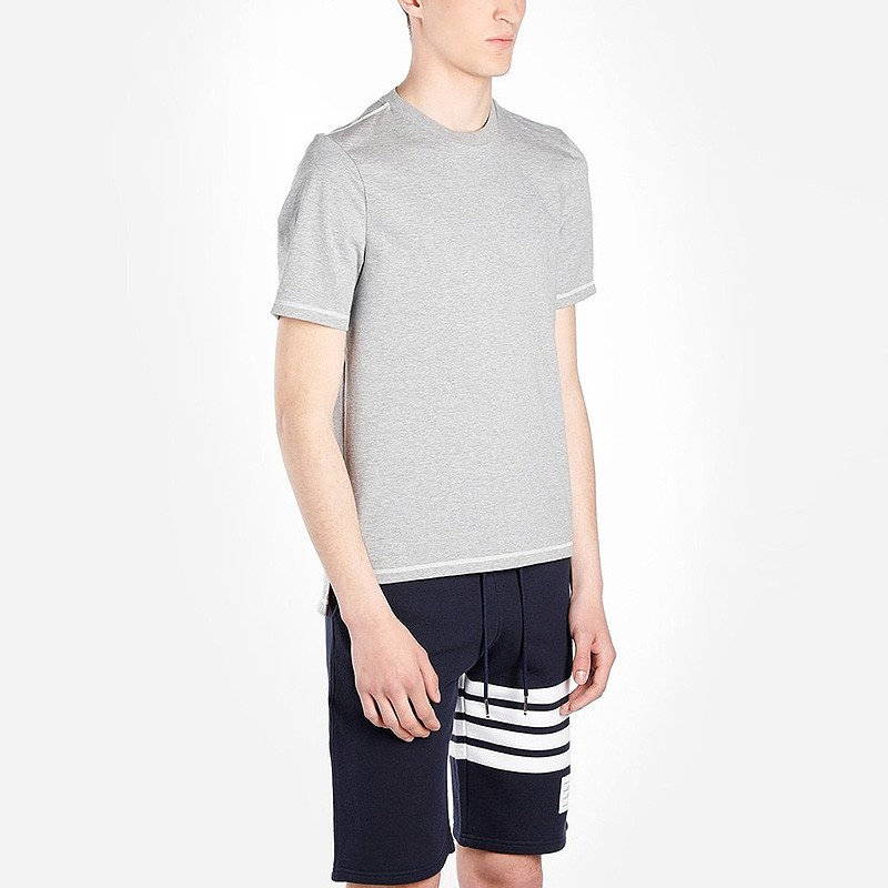 Purchase Camiseta de manga corta Thom Browne con costuras en contraste. MJS110A-01454-055