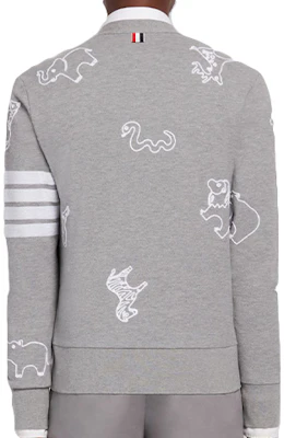 Cárdigan Gris Claro Rayado con Cuello en V Bordado de Thom Browne. MJT257E-00050-055 Lookbook Cárdigan Gris Claro Rayado con Cuello en V Bordado de Thom Browne. MJT257E-00050-055