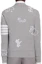 Lookbook Cárdigan Gris Claro Rayado con Cuello en V Bordado de Thom Browne. MJT257E-00050-055