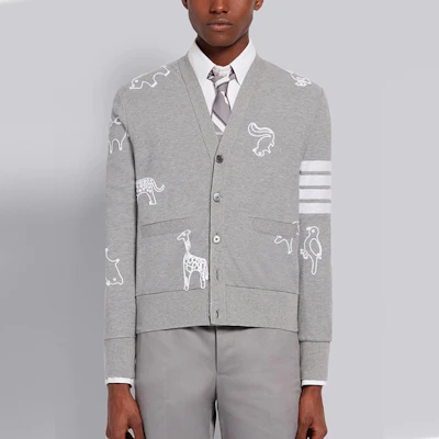 Cárdigan Gris Claro Rayado con Cuello en V Bordado de Thom Browne. MJT257E-00050-055 Shop Cárdigan Gris Claro Rayado con Cuello en V Bordado de Thom Browne. MJT257E-00050-055