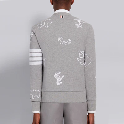 Cárdigan Gris Claro Rayado con Cuello en V Bordado de Thom Browne. MJT257E-00050-055 Purchase Cárdigan Gris Claro Rayado con Cuello en V Bordado de Thom Browne. MJT257E-00050-055
