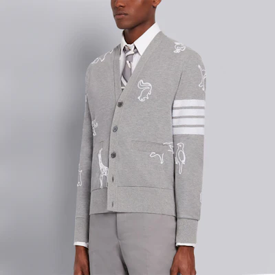 Cárdigan Gris Claro Rayado con Cuello en V Bordado de Thom Browne. MJT257E-00050-055 Details for Cárdigan Gris Claro Rayado con Cuello en V Bordado de Thom Browne. MJT257E-00050-055