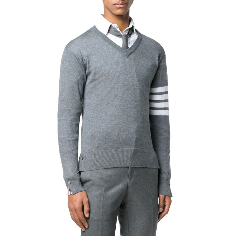 Lookbook Thom Browne 四條紋V領針織毛衣 灰色 MKA230A-00014-035