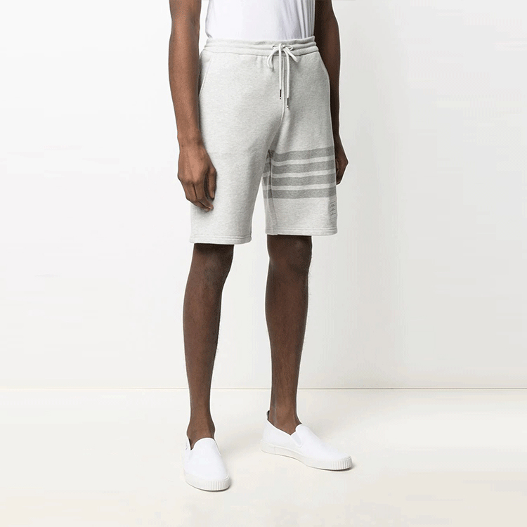 Shop Thom Browne FW21 Shorts Algodón con Cordón 4 Rayas Gris Claro. MJQ012P-06910-065
