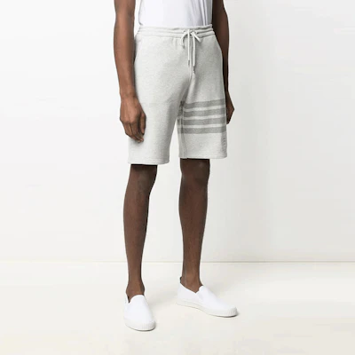 Thom Browne FW21 Shorts Algodón con Cordón 4 Rayas Gris Claro. MJQ012P-06910-065 Shop Thom Browne FW21 Shorts Algodón con Cordón 4 Rayas Gris Claro. MJQ012P-06910-065