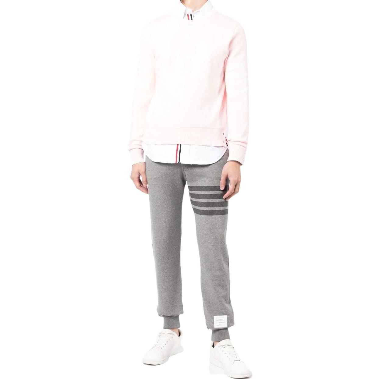 Lookbook 톰브라운 FW21 그레이 클래식 포바 코튼 니트 스웻팬츠. MJQ008-A0691-035