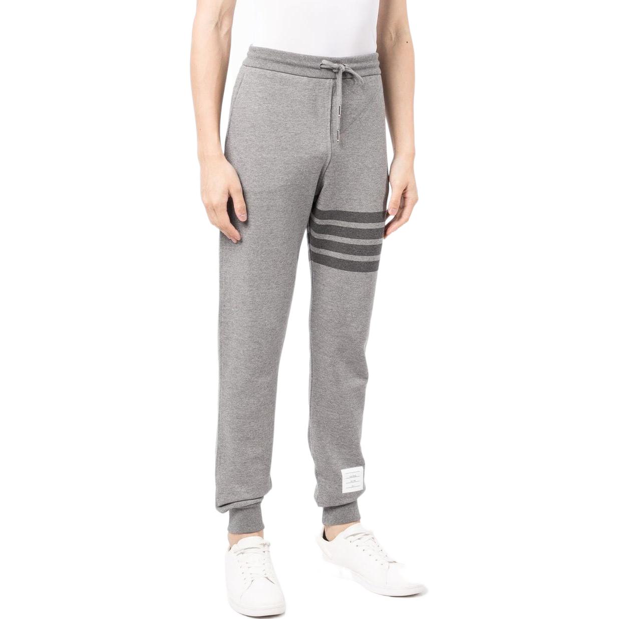 Purchase 톰브라운 FW21 그레이 클래식 포바 코튼 니트 스웻팬츠. MJQ008-A0691-035