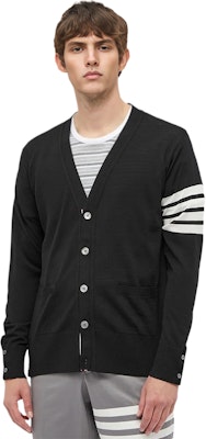 톰브라운 FW21 블랙 4-바 스트라이프 울 가디건 스웨터. MKC002A-Y1014-001 Shop 톰브라운 FW21 블랙 4-바 스트라이프 울 가디건 스웨터. MKC002A-Y1014-001