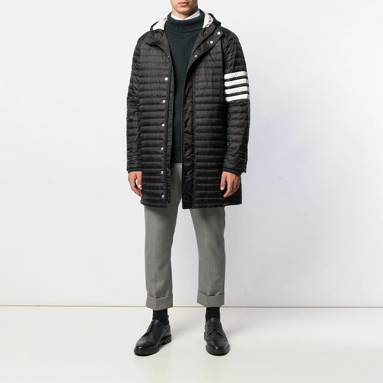 Lookbook Chaqueta Negra con Capucha Thom Browne FW21 y Rayas Four-Bar. MOD013X-05411-001