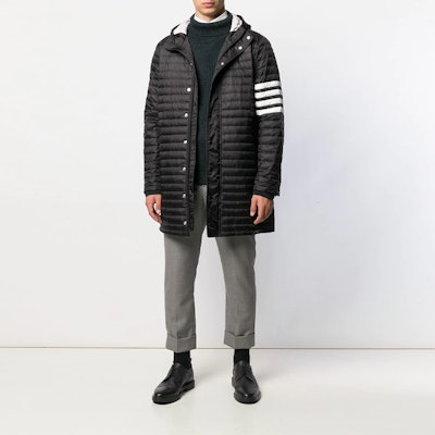 Chaqueta Negra con Capucha Thom Browne FW21 y Rayas Four-Bar. MOD013X-05411-001 Lookbook Chaqueta Negra con Capucha Thom Browne FW21 y Rayas Four-Bar. MOD013X-05411-001